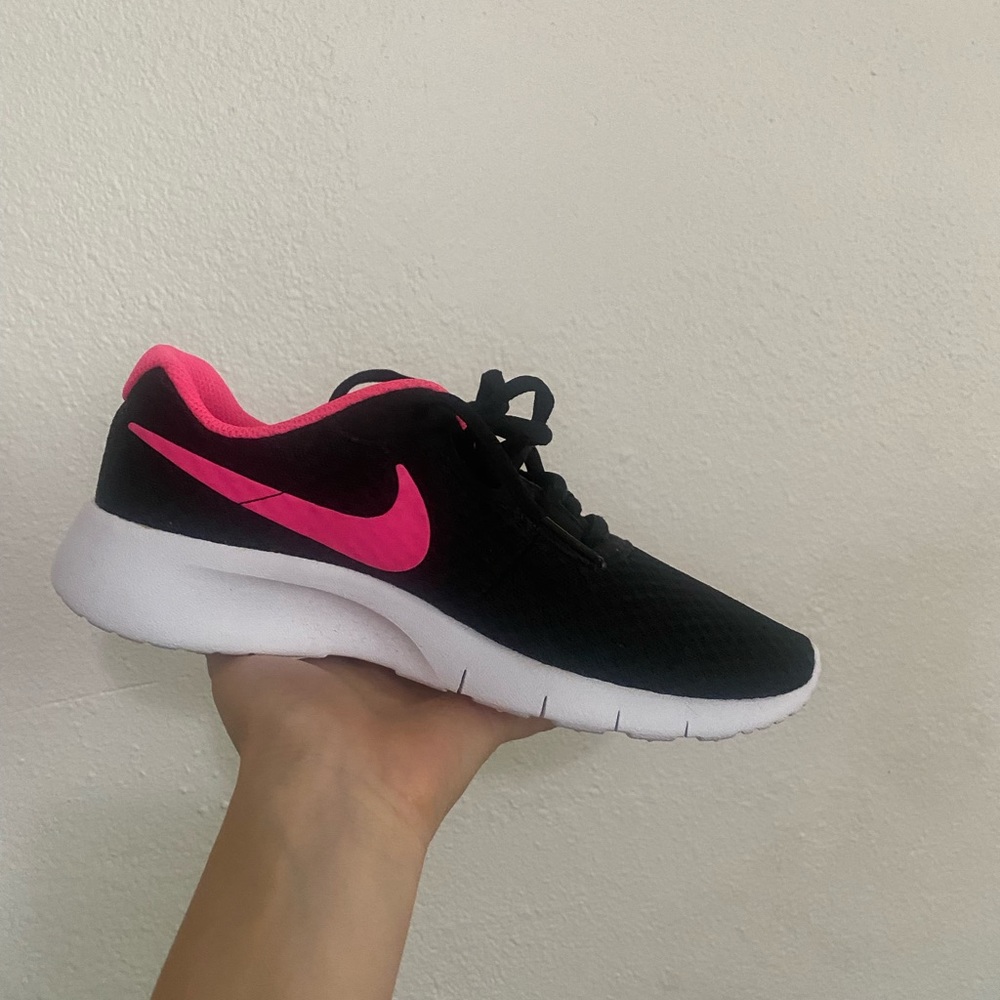 New Nike Tanjun 4.5y black/ hyper pink/ white
